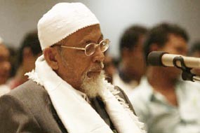 Abu Bakar Baasyir Teriakkan Ahmadiyah Sesat di Istana