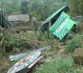 Bus Karunia Bakti Dievakuasi, Jalan Raya Cipanas Ditutup