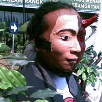 Pria Bertopeng & Bergergaji Geruduk Dephut