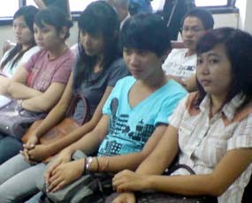 Mahasiswi Cantik Nonton Koruptor Diadili