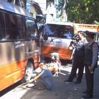Sopir Kempesi Ban Mobil, Aktivitas Travel X-Trans Lumpuh