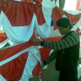 Penjaja Merah Putih di Bandung Berjualan Nonstop