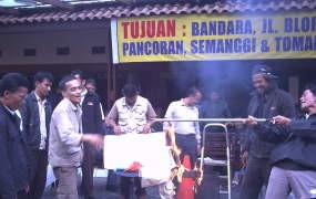 Aksi Sopir X-Trans Bubar, Seragam Dibakar