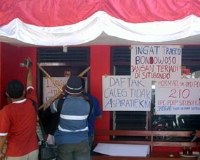 Penyusunan Caleg Langgar Aturan, Kader PDIP Segel DPC 