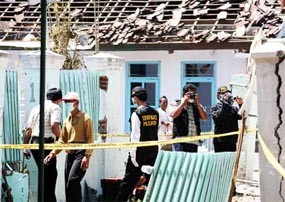 Dilempar Bom Ikan di Pagi Buta, Suami Tewas, Sang Istri Luka