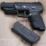 Pemulung Temukan Pistol FN di Kali Ciliwung