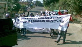 Aksi Demo FPKBU Berakhir Ricuh