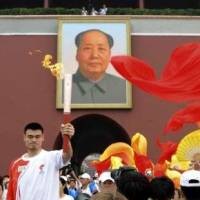 Yao Ming Angkat Bendera, Pembawa Obor Masih Misteri