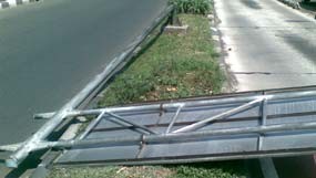 Rambu Busway yang Jatuh Belum Disingkirkan