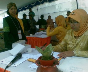 TPS 4 GCA, Petugas Berkebaya Kuning Sambil Dangdutan