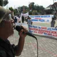 Warga Demo Tuntut Pengusutan Kasus Korupsi Bupati Wonogiri