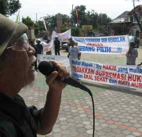 Warga Demo Tuntut Pengusutan Kasus Korupsi Bupati Wonogiri