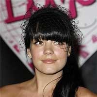 Jalan-jalan, Dada Lily Allen Mengintip