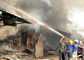 Api Berhasil Dijinakkan, 7 Ruko Pasar Tanjung Anyar Ludes