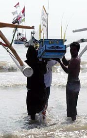 Berharap Tangkapan Berlebih, Nelayan Tuban Ngalap Berkah