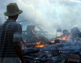 Nonton Karnaval, Dua Rumah & Warung Ludes Dilalap Api