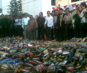 Ribuan Botol Miras dan Puluhan Kilo Ganja Dimusnahkan