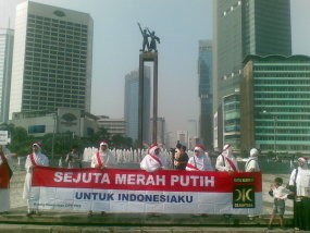 Perempuan PKS Bagi Sejuta Bendera di Bundaran HI