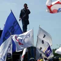 Tolak Sistem Outsourcing, Massa FSPMI Unjuk Rasa