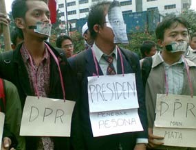 SBY Tebar Pesona, Anggota DPR Doyan Duit, Rakyat Kelaparan