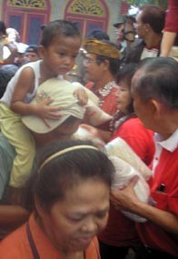 Antre Paket Sembako Gratis, Warga Jatuh Pingsan