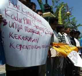 HUT RI ke-63, Mahasiswa Sumenep Tolak Kekerasan