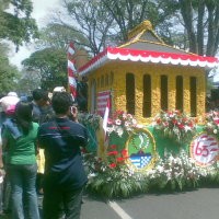 Ratusan Warga Saksikan Pawai Kendaraan Hias