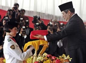 Lagu SBY Save Our Planet Dinyanyikan Polwan di Istana