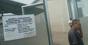 Koruptor Perlu Disuruh Bersih-bersih Pasar Kramat Jati