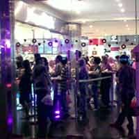 Pintu Kaca Plasa Surabaya Makan Korban