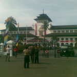 Abadikan Liburan di Depan Gedung Sate