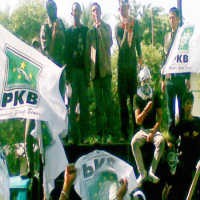 Massa Gus Dur Dangdutan Lagu Jablay di KPU