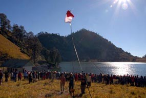 Terjadi Badai, Pengibaran Bendera di Puncak Mahameru Gagal