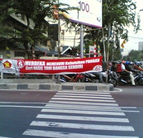 Spanduk Parpol Tutupi Zebra Cross