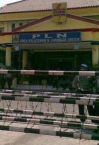 Seribu Buruh di Gresik Kepung Kantor PLN