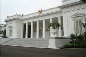 Kelelahan, Juru Kamera Televisi Ambruk di Istana 