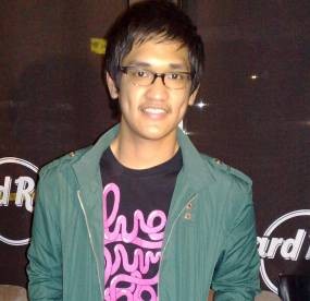 Afgan Umroh Bareng Mama Biar Mesra