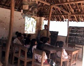 30 Tahun, Siswa SD di Sumenep Numpang Belajar di Rumah Warga