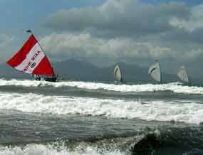 Digulung Ombak, Satu Perahu Terbalik dan Patah