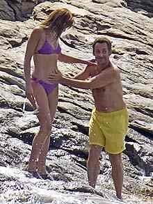 Sarkozy Pegangi Perut Istrinya