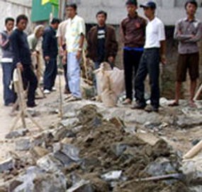 Warga Hegarmanah Bongkar Paksa Benteng Milik Unpar