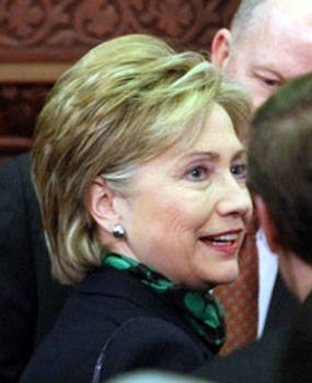 Hillary Imbau Pendukungnya Pilih Obama