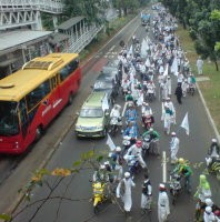 Massa FPI Kuasai Jalur Cepat, Sudirman Macet 