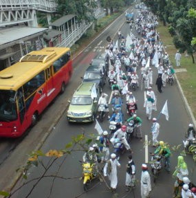 Massa FPI Kuasai Jalur Cepat, Sudirman Macet 