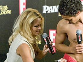 Pamela Anderson Ditodong Tandatangan di Pakaian Dalam
