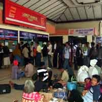Jalur Selatan Terganggu, Penumpang Antre Tiket