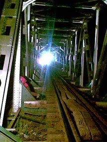 Hingga Malam Evakuasi KA Anjlok Terus Berlanjut