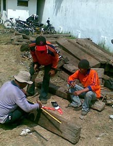 Puluhan Pekerja PT KA Siap Ganti Bantalan Rel