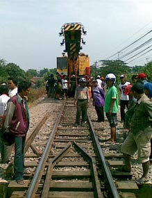 Evakuasi KA BBM Anjlok Jadi Tontonan Warga