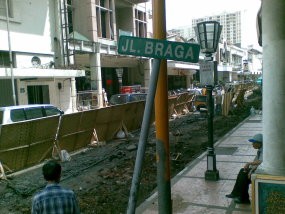 Aspal Jalan Braga Mulai Dicongkel